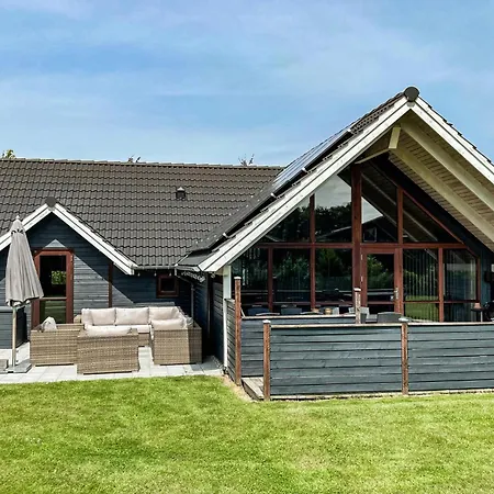 Holiday home 4 Bedroom Stunning In Humble